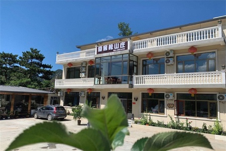 迎客松山庄全景