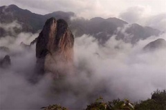 云海中的石桅岩