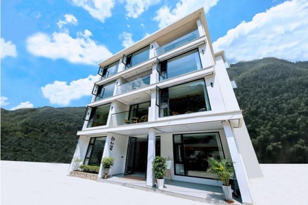 青峦.郎外婆山居全景