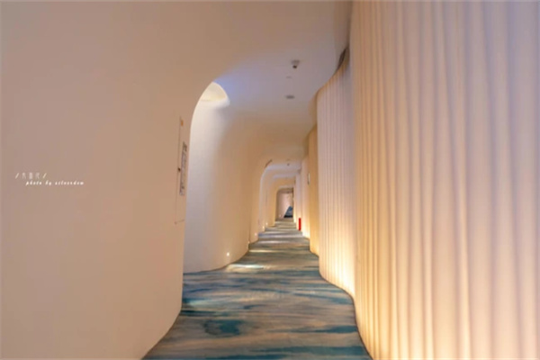 华侨城瀑布酒店走廊