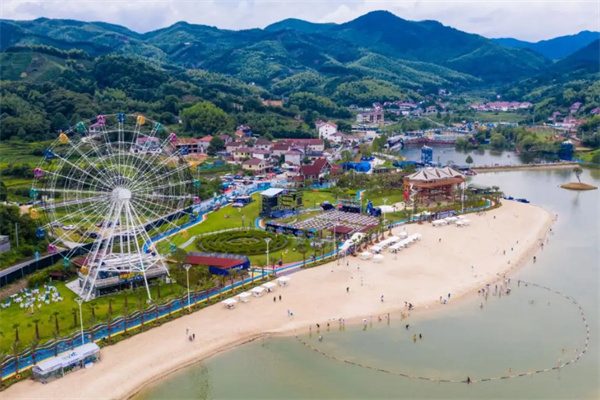 荣耀天空之城——安吉“小三亚”的浪漫与刺激水上狂欢(图1) 阳光沙滩