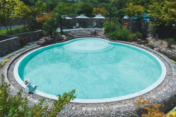 竹林清风,石谷秘境:探访湖州安吉的绿野仙踪(图2) 民宿泳池