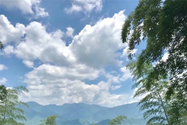 夏日清凉之旅——探寻安吉菖蒲谷的美丽与宁静(图2) 蓝天白云