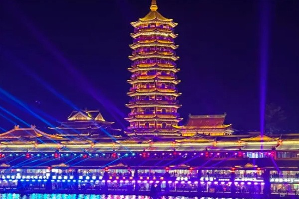 假古镇里的真体验——探索浙江太湖古镇的魅力(图2) 灯光秀