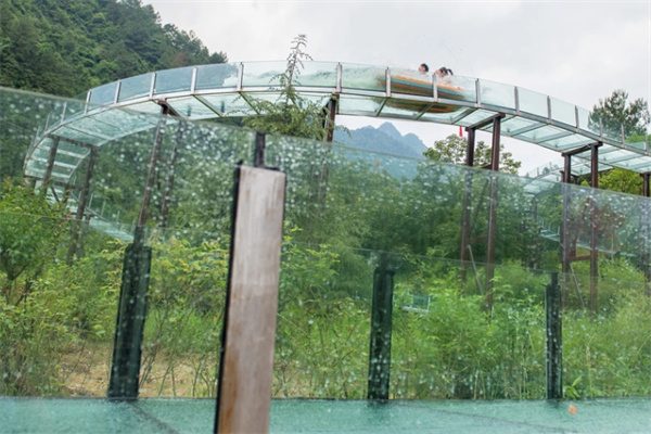 壮美的三渡悬崖漂流,体验速度与自然的奇妙之旅(图2) 玻璃漂流栈道