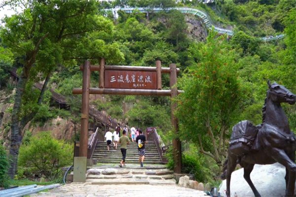 壮美的三渡悬崖漂流,体验速度与自然的奇妙之旅(图1) 三渡悬崖漂流