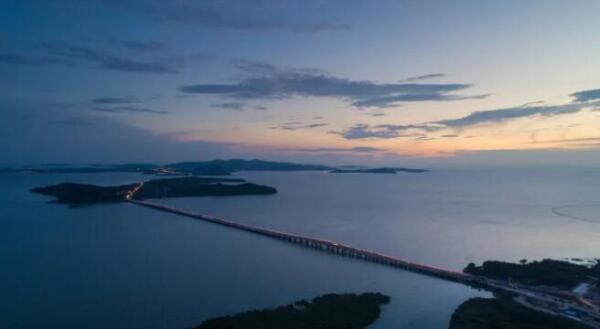 夜幕降临下的太湖大桥