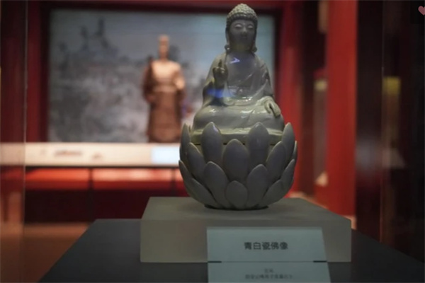 湖畔光影:长兴太湖博物馆的文化之旅(图3) 青白瓷佛像