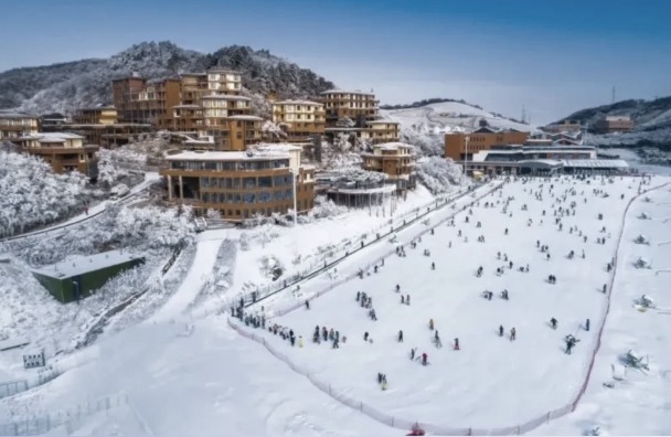 南方滑雪天花板!安吉云上草原保姆级滑雪攻略(图1) 滑雪场风景
