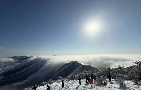 临安悄然而来的一场雪(图4) 游客拍雪景