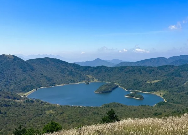 浙西天池:千米高空的诗意徒步指南(图4) 浙西天池全景