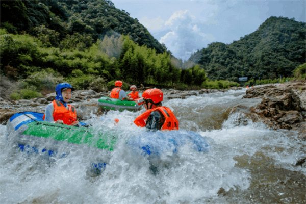 临安凉源峡漂流记:刺激与温情交织的夏日体验(图1) 游客